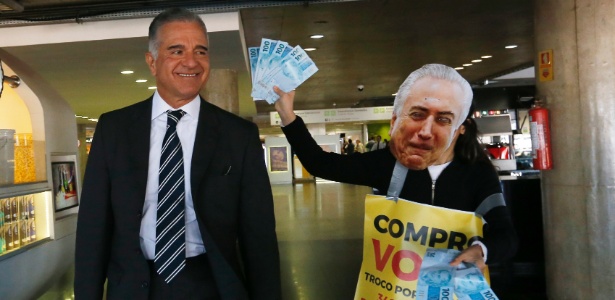 1.ago.2017 - Ativistas cercam o deputado Júlio Lopes durante protesto no Aeroporto de Brasília