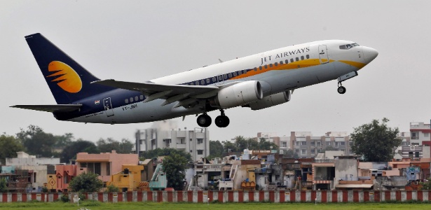 Avião levanta voo do aeroporto de Ahmedabad, na Índia - Amit Dave/ Reuters