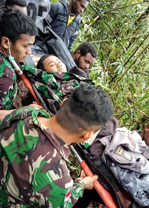 Garoto é resgatado após a queda do monomotor na Indonésia - Papua"s Cendrawasih Military Command / AFP