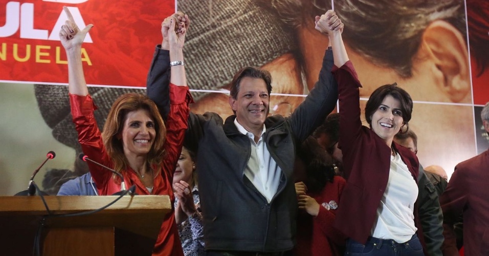 Fernando Haddad comemora ida para o segundo turno ao lado da esposa, Ana Estela Haddad e da candidata a vice-presidente, Manuela d'Ávila