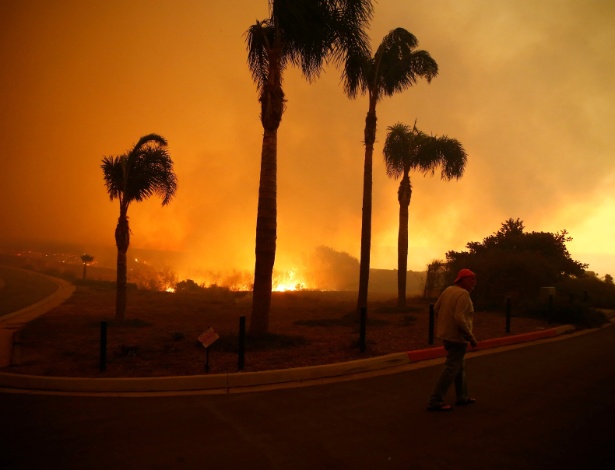 O fogo, que começou na quinta-feira, havia mais que triplicado de tamanho para 2838 hectares, e apenas 5 por cento da área do incêndio foi contida - ERIC THAYER/REUTERS
