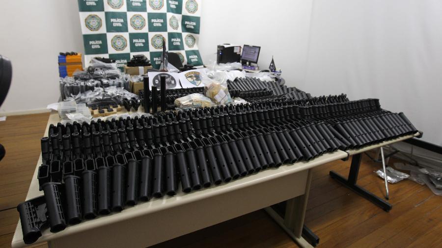 13.mar.2019 - Policiais encontraram dezenas de armas desmontadas, incluindo peças para fuzis e munições - MÁRCIO MERCANTE/ESTADÃO CONTEÚDO