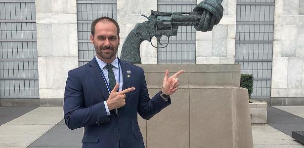 Eduardo Bolsonaro posa fazendo "arminha" em frente a escultura pela paz em NY