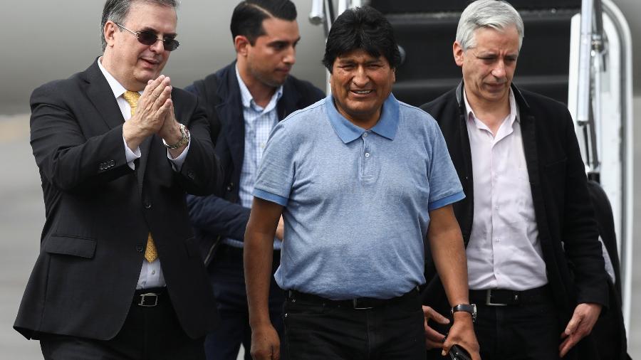 O ministro das Relações Exteriores do México, Marcelo Ebrard, recebe o ex-presidente boliviano Evo Morales e o ex-vice-presidente boliviano Álvaro Garcia após sua chegada à Cidade do México - Edgard Garrido/Reuters