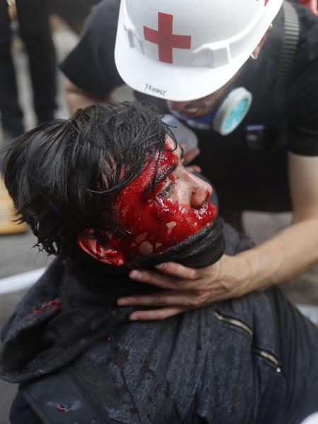 Manifestante ferido recebe atendimento médico em protesto contra o governo do Chile em Santiago na sexta-feira - Jorge Silva - 14.nov.2019/Reuters