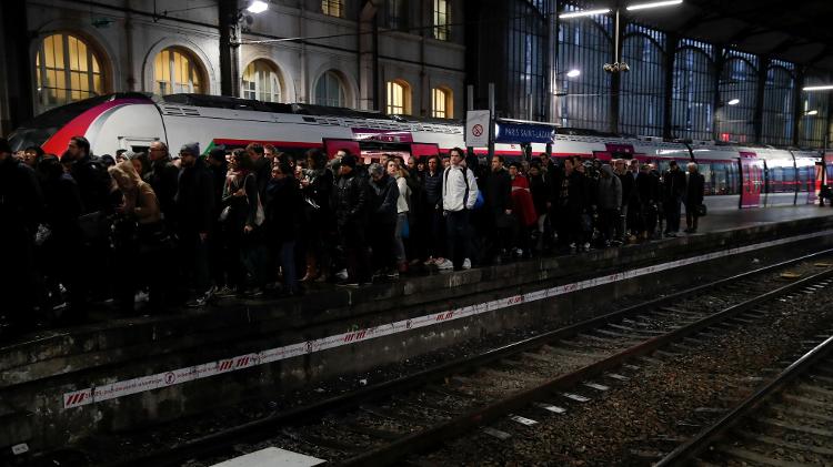 Transporte parado | 5º dia de greve provoca grandes engarrafamentos na França