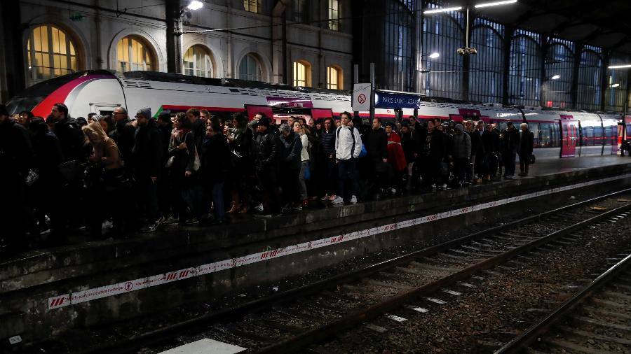 Passageiros andam em plataforma na estação Gare Saint-Lazare; greve contra reforma da Previdência afeta os transportes em Paris - Christian Hartmann/Reuters