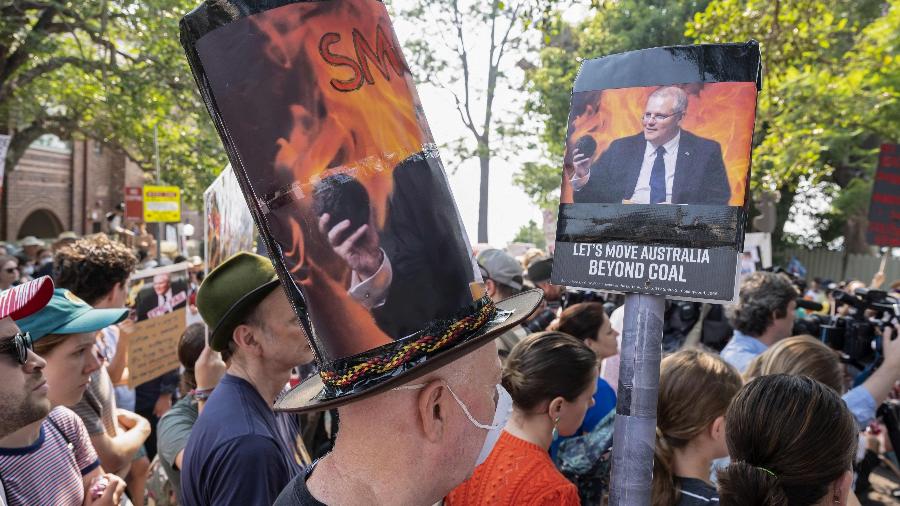 Australianos protestam em frente à casa do primeiro-ministro Scott Morrison, pela falta de ações para controlar a emissão de gases poluentes e para conter os incêndios que atingem o país - Wendell Teodoro/AFP