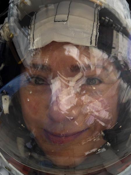 Astronauta da NASA Jessica Meir tira selfie em estação espacial - Reprodução/Twitter
