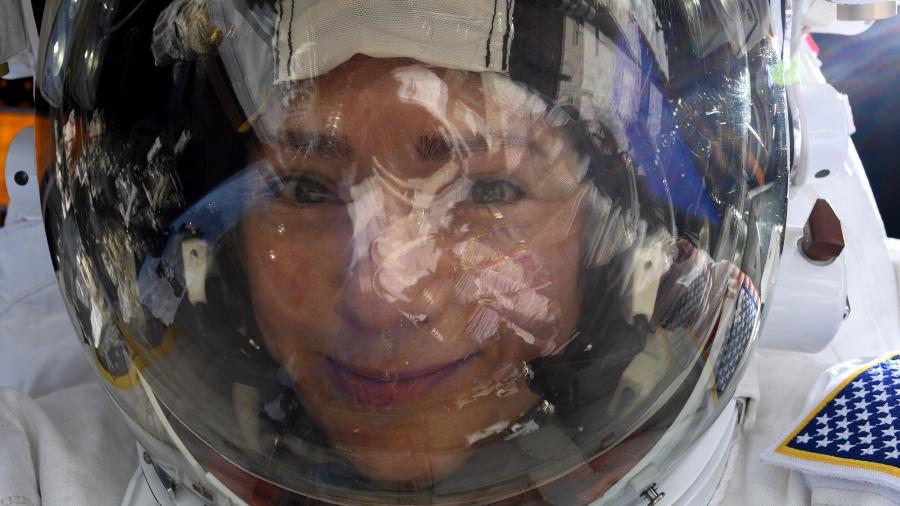 Astronauta da NASA Jessica Meir tira selfie em estação espacial - Reprodução/Twitter