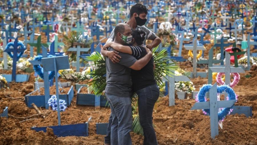 19.05.2020 - Parentes de vítima da covid-19 após velório em cemitério Parque Taruma, em Manaus - Andre Coelho/Getty Images