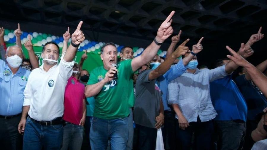 Luciano Rezende (de camisa verde) e Fabrício Gandini (à esq. do prefeito) participam de campanha eleitoral em Vitória - Diego Alves/Divulgação/Fabrício Gandini