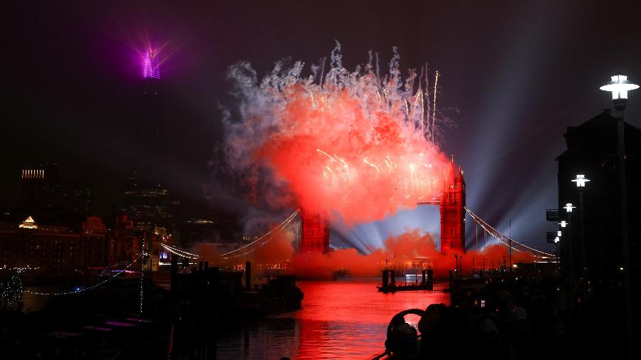 Sem aglomerações, Londres teve queima de fogos surpresa acima da Tower Bridge - Simon Dawson/Reuters