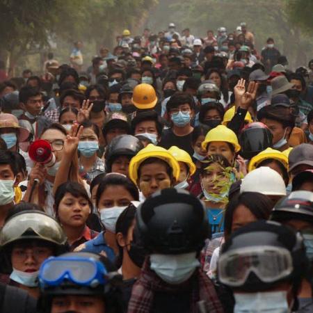 29.mar.2021 - Manifestantes durante protesto em Mianmar; Mais de 550 civis morreram em ações das forças de segurança desde o golpe de Estado - AFP/Fonte anônima