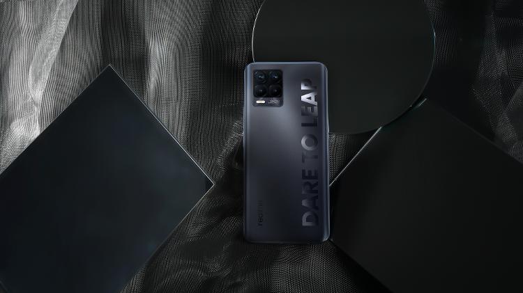 Traseira do celular Realme 8 Pro na cor preta (infinity black) - Divulgação - Divulgação