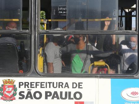 Estudantes no sul da Bahia enfrentam transporte escolar lotado