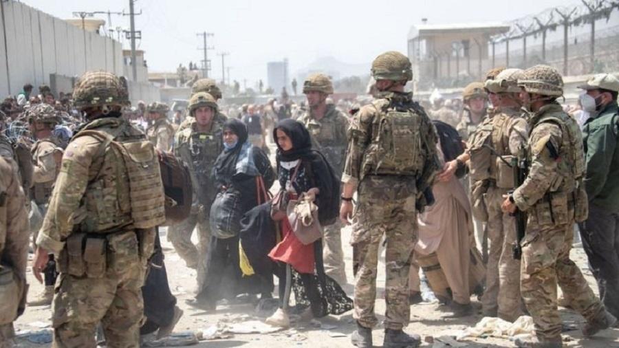 As forças dos EUA e do Reino Unido estão trabalhando juntas para evacuar pessoas de Cabul - MINISTÉRIO DA DEFESA