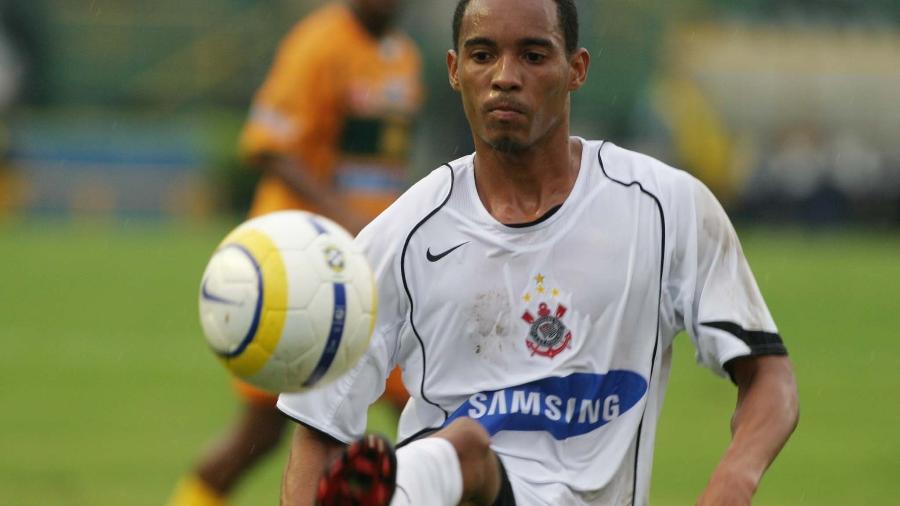 O volante Rosinei, ex-Corinthians, na campanha do título de 2005 do Brasileiro