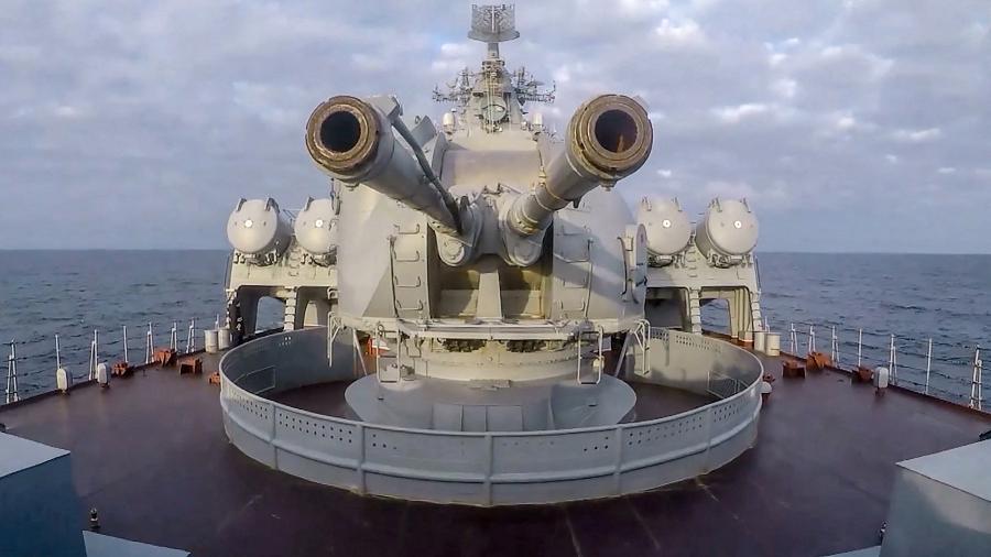Vídeo divulgado pelo Ministério da Defesa da Rússia mostra a torre de armas de um navio russo durante os exercícios navais do Mar Negro fora do porto da Crimeia de Sebastopol - Russian Defence Ministry / AFP