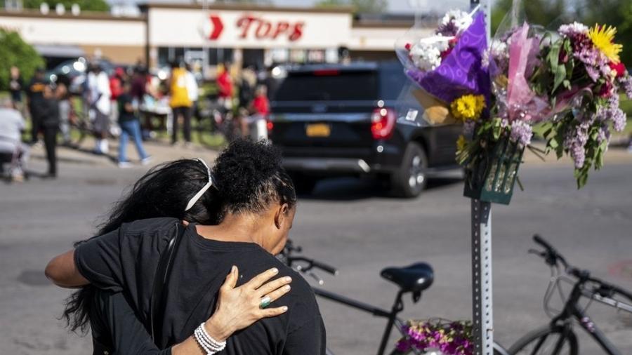 Pessoas se abraçam no local onde ocorreram assassinatos em Buffalo - Getty Images