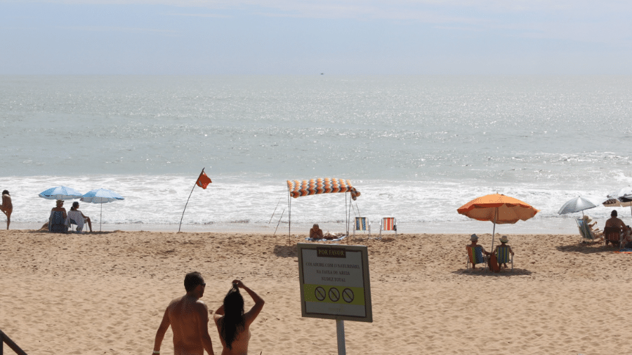 Praia do Pinho, em Balneário Camboriú, atrai praticantes do naturismo desde a década de 1980 - Reprodução/Secretaria de Turismo de Balneário Camboriú