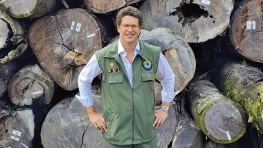Então ministro do Meio Ambiente, Ricardo Salles posa diante de madeira apreendida no Pará