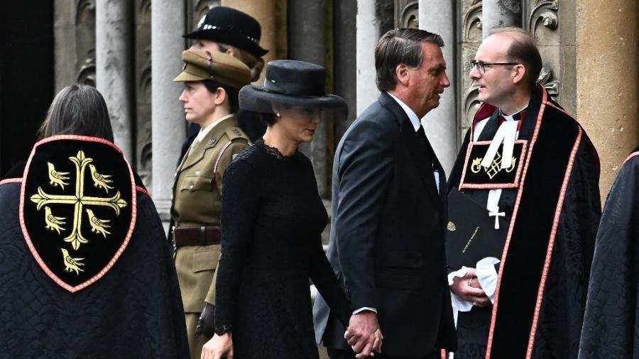 Presidente Jair Bolsonaro e a esposa, Michelle, chegam ao funeral da rainha Elizabeth 2ª, em Londres - 19.set.2022 - Marco Bertorello/AFP