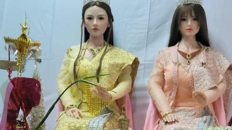 Fotos das bonecas usando tiaras e vestidos tradicionais foram divulgadas - Reprodução/Facebook