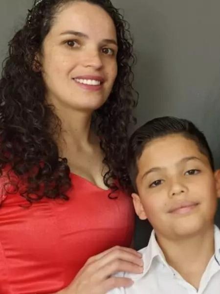 A mulher e a criança foram mortos a facadas em casa, em Piraquara (PR)