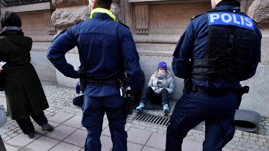 Greta Thunberg protesta em frente ao parlamento sueco