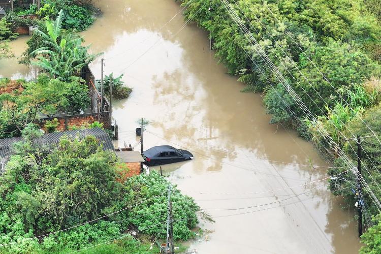 Vista aérea de Porto Alegre (RS) mostra diversas áreas de alagamentos em toda a cidade, com destaque para a zona sul