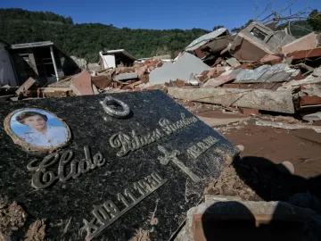 Lama e destroços: imagens impressionam com o que sobrou das cidades no RS