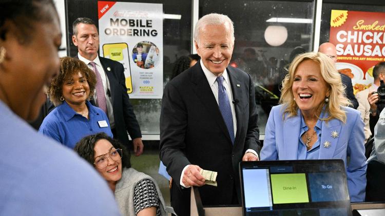 27.jun.2024 - O presidente dos EUA, Joe Biden, e a primeira-dama Jill Biden na Waffle House, na Geórgia, após debate na CNN