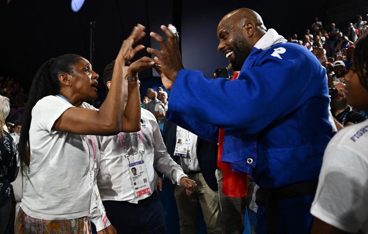 Teddy Riner, da França, reage após vencer Minjong Kim, da Coreia do Sul