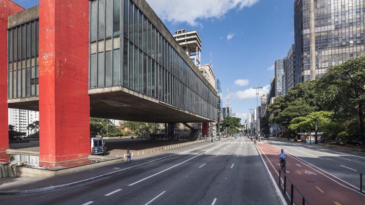 22 de março de 2020: Masp (Museu de Arte de São Paulo) e avenida Paulista, na região central da cidade, com pouco movimento de pessoas e veículos. 