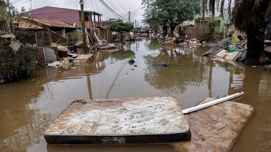 Rua alagada pelas enchentes históricas de junho de 2024 no município de Eldorado do Sul Rua alagada pelas enchentes históricas de junho de 2024 no município de Eldorado do Sul
