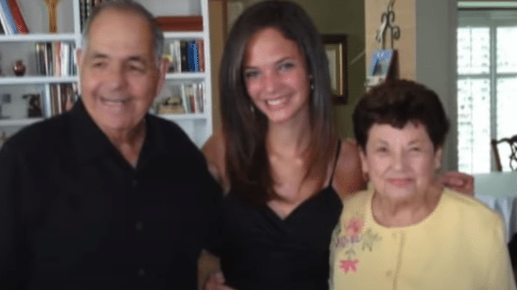 Sarah com os avós, Frank e Josephine Ruggirello Sarah com os avós, Frank e Josephine Ruggirello