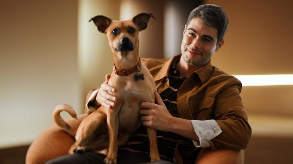 A Chevrolet criou o Tracker Caramelo, com uma cor inédita criada a partir de 22 mil fotos de cães enviadas por tutores de todo o país. A iniciativa divulga o filme Caramelo, na produção brasileira da Netflix. O veículo será leiloado e o valor será destinado ao Instituto Caramelo, organização dedicada ao resgate e adoção de animais. A iniciativa é da agência WMcCann, em parceria com a Netflix.