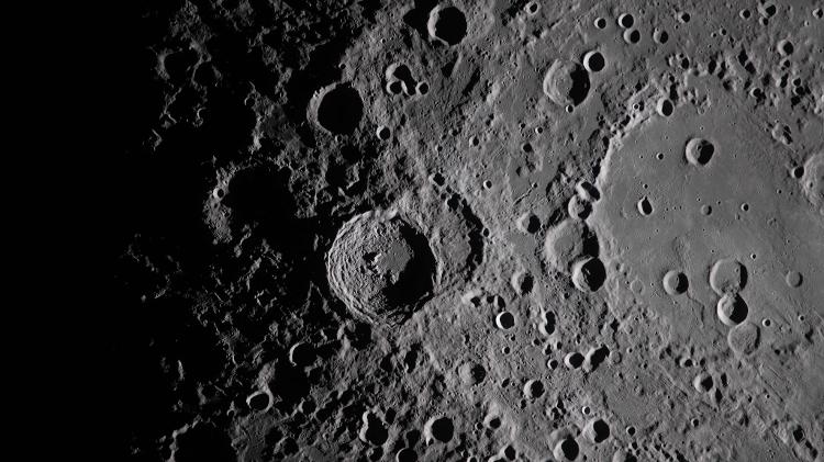 7.abr.2026 - Detalhe da cratera Vavilov, da Lua, em imagem feita pela tripulação da missão Artemis 2