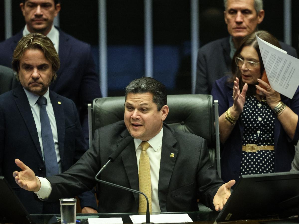 Congresso entra em recesso e adia votações cruciais