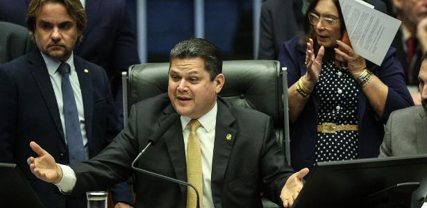 Alcolumbre marca últimas sessões e indica votação da 6x1 na quinta