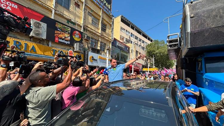 Flávio Bolsonaro participa de comício em Nova Iguaçu (RJ) na sexta