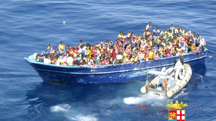 22.ago.2015 - Barco com refugiados é resgatado no Estreito da Sicília, na costa da Itália - Escritório de imprensa da Marinha italiana/EPA/Efe/Divulgação