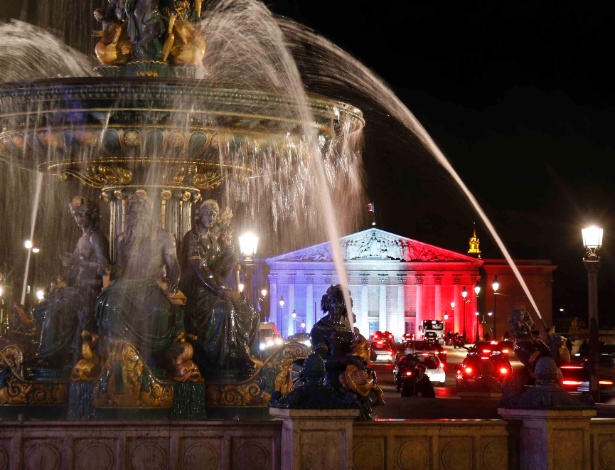 Assembleia Nacional, em Paris, é iluminada com as cores azul, branco e vermelho - Charles Platiau/Reuters