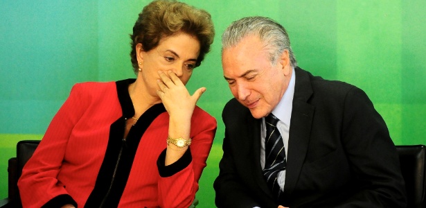 2.mar.2016 - A presidente Dilma Rousseff conversa com o seu então vice, Michel Temer, durante solenidade no Planalto - Ruy Baron/Folhapress