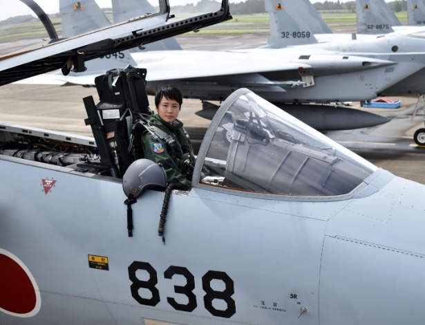 Primeiro-tenente Misa Matsushima posa no cockpit de um caça aéreo F-15J  - Jiji Press/AFP Photo