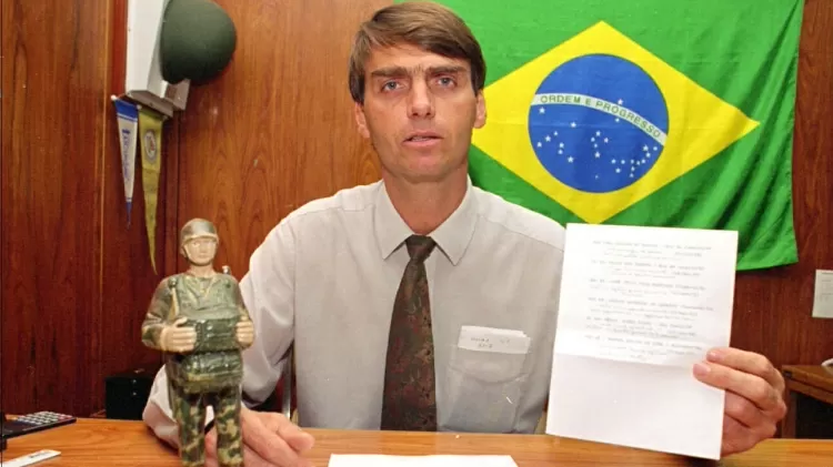 4.ago.1995 - O então deputado Jair Bolsonaro em seu gabinete na Câmara - Sergio Lima/Folhapress - Sergio Lima/Folhapress