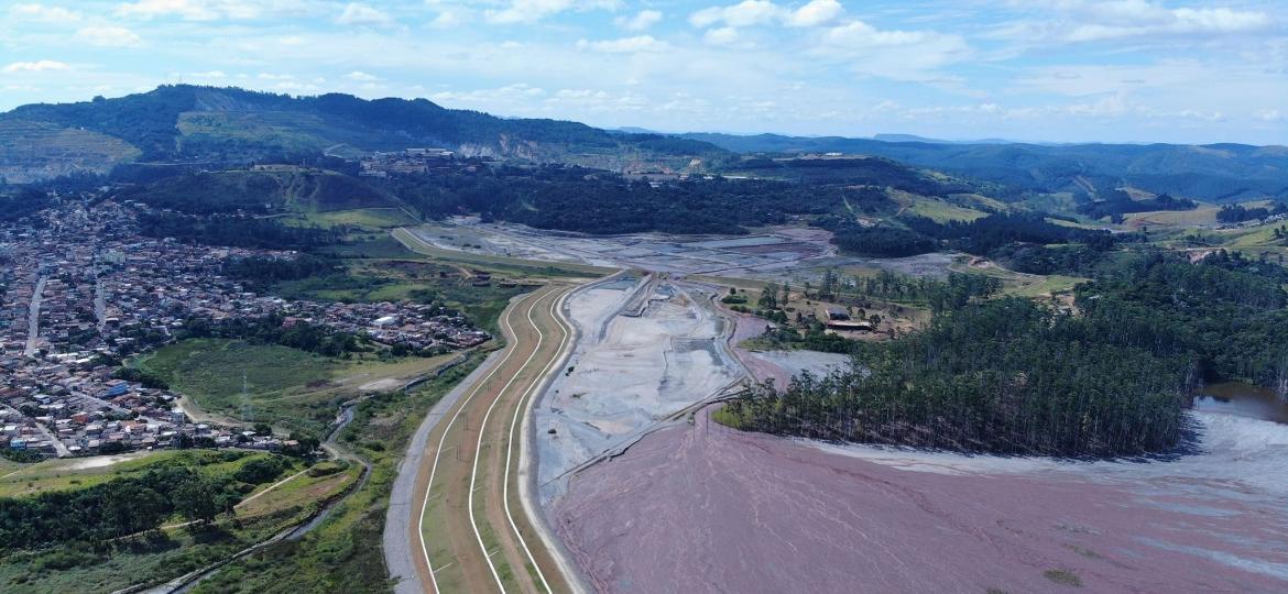 Imagem aérea mostra a barragem do Pontal, construída próxima à área urbana de Itabira (MG) - Vinícius de Souza/O Trem Itabirano