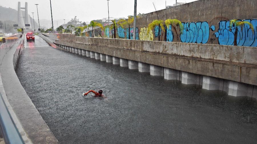 Caos causado por tempestade fez o preço dos serviços de corrida compartilhada disparar - Carl de Souza/AFP