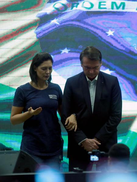 O presidente da República, Jair Bolsonaro, durante oração ao lado da mulher, Michelle - WILTON JUNIOR/ESTADÃO CONTEÚDO